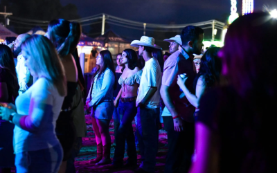 Atracciones giratorias, rumores en espiral: Comentarios sobre redada de ICE empañan intento de feria condal por destacar banda mexicana