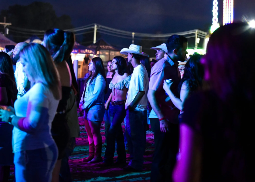 Atracciones giratorias, rumores en espiral: Comentarios sobre redada de ICE empañan intento de feria condal por destacar banda mexicana