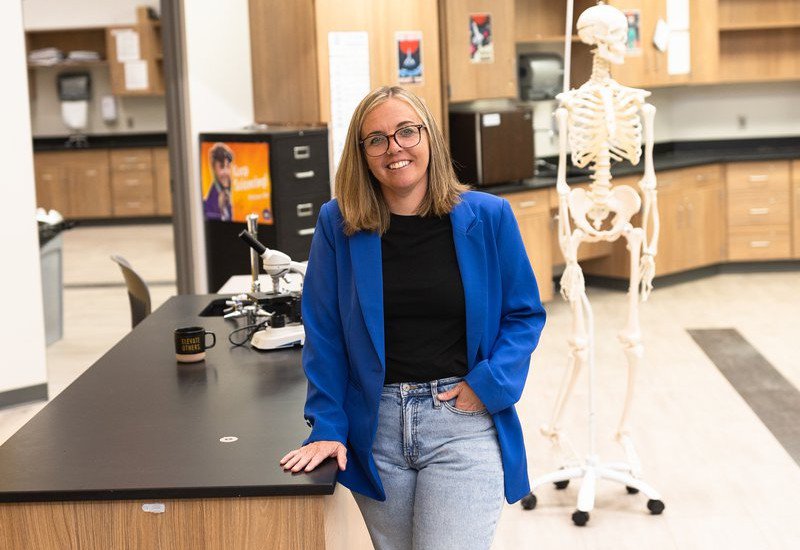 Maestra del Año 2025 de Nebraska impulsa la curiosidad