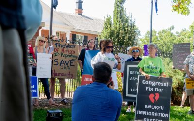 Manifestantes se reúnen frente a la Mansión del Gobernador para oponerse a centro del ICE en Nebraska