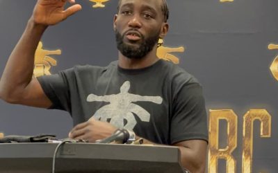 Policía de Omaha apunta con un arma a Terence “Bud” Crawford durante un alto de tránsito