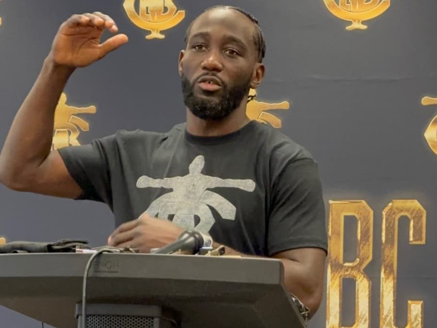 Policía de Omaha apunta con un arma a Terence “Bud” Crawford durante un alto de tránsito
