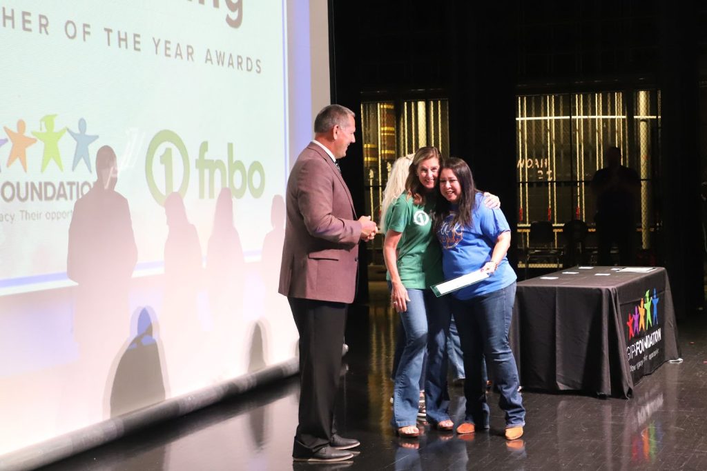 Marlo Reyes recibió un premio distrital por su dedicación a las familias y a la escuela. (Foto cortesía de Grand Island Public Schools)