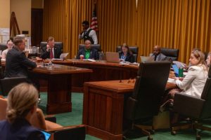 Doug Koebernick, inspector general del sistema correccional de Nebraska y empleado del poder legislativo, a la izquierda, testifica ante el Comité de Asuntos Urbanos y algunos legisladores adicionales. 12 de septiembre de 2025. (Foto de Zach Wendling/Nebraska Examiner)
