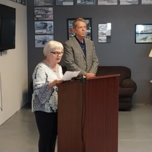La alcaldesa de McCook, Linda Taylor, habla durante una conferencia de prensa con el gobernador de Nebraska, Jim Pillen.