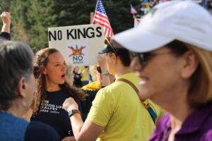 La senadora estatal Danielle Conrad de Lincoln en la protesta No Kings en el Capitolio de Nebraska el 18 de octubre de 2025.