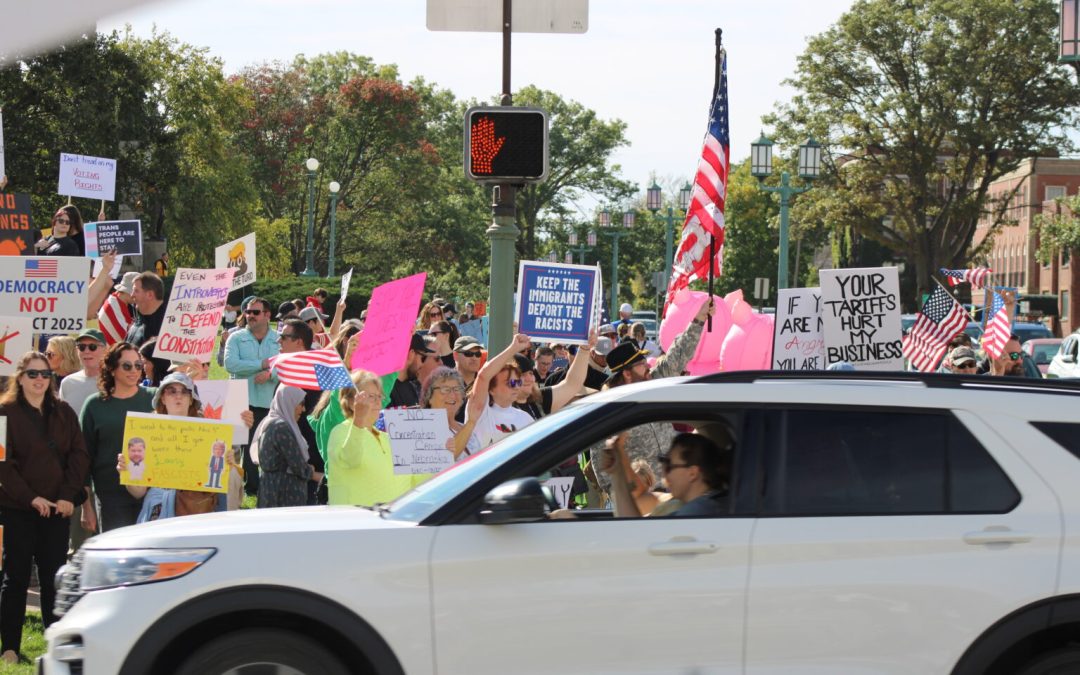 Cientos de personas se congregan en el Capitolio de Nebraska para la protesta No Kings