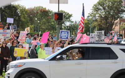 Cientos de personas se congregan en el Capitolio de Nebraska para la protesta No Kings