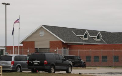 Juez autoriza avance de planes para convertir prisión en centro de ICE en Nebraska