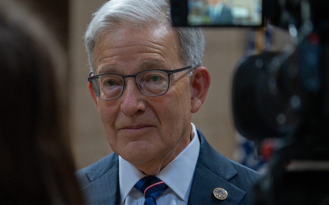 El secretario de Estado de Nebraska busca entregar los datos de votantes al gobierno federal, pero afirma que una demanda lo impide