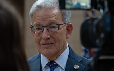 El secretario de Estado de Nebraska busca entregar los datos de votantes al gobierno federal, pero afirma que una demanda lo impide