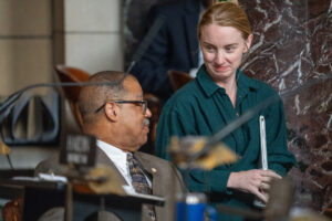 Senadores estatales Victor Rountree y Megan Hunt.