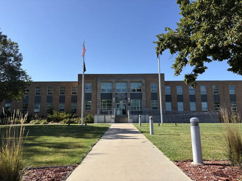 El Departamento de Correccionales de Nebraska busca liberar antes a algunos reclusos. Una senadora ve un vínculo con el centro de detención de inmigrantes de McCook