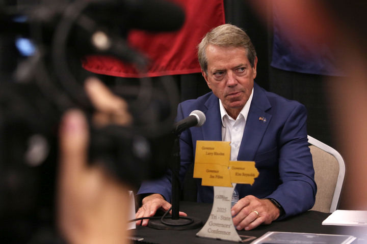 El Departamento de Desarrollo Económico de Nebraska paga a 22 empleados de tiempo completo menos en los últimos 2 meses