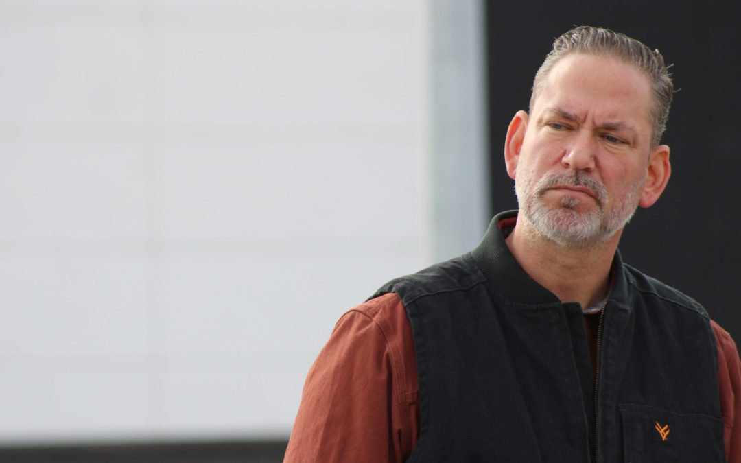 Dan Osborn ha recaudado más de 2 millones de dólares en su contienda contra el senador federal de Nebraska Pete Ricketts