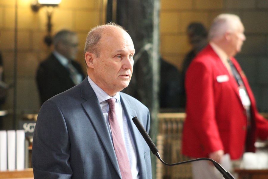 Nebraska avanza proyecto de ley sobre máquinas expendedoras de lotería y debate la presencia de ICE en escuelas