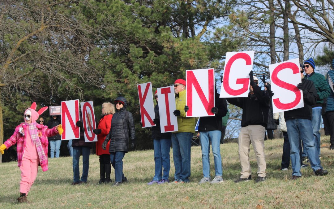 Protestas “No Kings” en Nebraska reúnen a miles en Omaha y a cientos en Lincoln