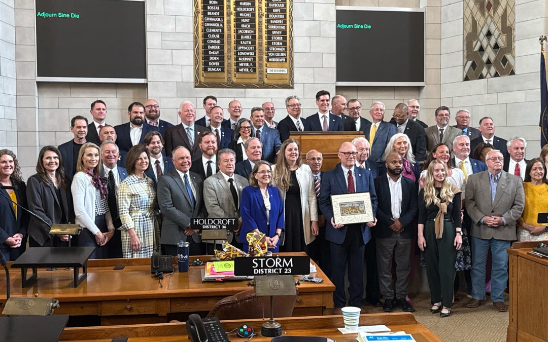 Legisladores de Nebraska sostienen cinco vetos en el último día de la sesión
