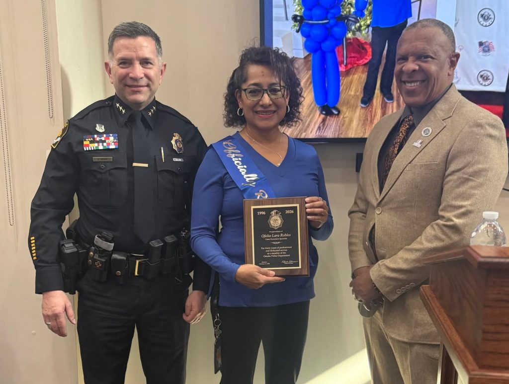 Ofelia Robles se despide tras 30 años en Omaha