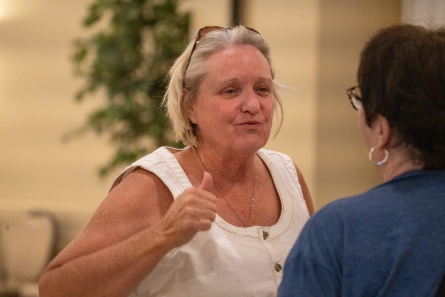 Cindy Burbank habla con un votante después de una reunión comunitaria en Lincoln