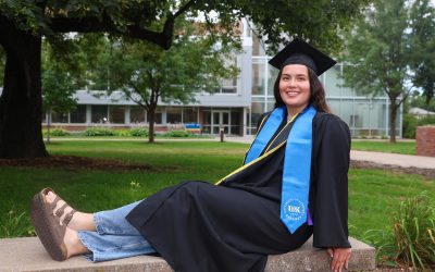 Joven latina de Nebraska se convierte en la primera graduada universitaria de su familia
