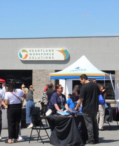 Personas participan en una feria de empleo de Heartland Workforce Solutions en Omaha. 2 Nebraska job fairs set for Sept. 17: Details Here